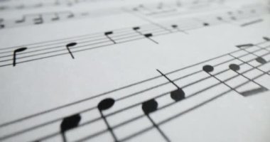 Arka planda notaları olan bir sayfa kağıt. Müzik yazmayı öğrenmek