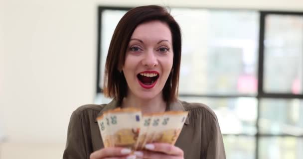 Mooie Vrouw Met Eurobiljetten Schreeuwt Trots Viert Overwinning Succes Winstgevende — Stockvideo