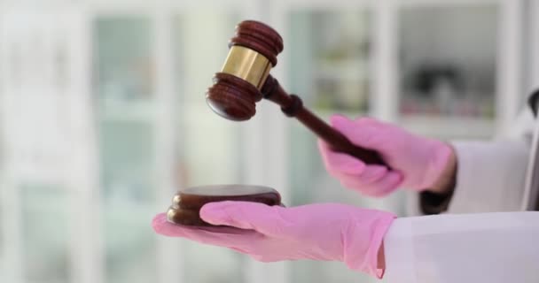 Lekarz Trzymający Młotek Sędziego Medycynę Sądową Prawo Medyczne Koncepcja Wymiaru — Wideo stockowe