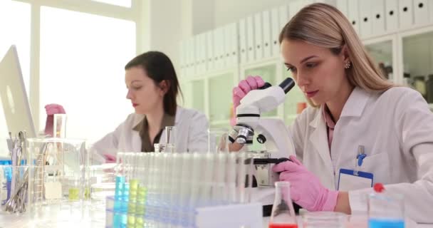Medische Ontwikkeling Laboratorium Wetenschapper Vrouw Zoek Onder Microscoop Het Analyseren — Stockvideo