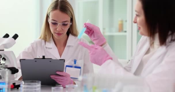 Два Медичні Дослідники Посміхаються Роблячи Інноваційні Відкриття Ліків Лабораторії Науковці — стокове відео