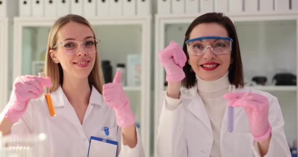 Två Kemister Som Arbetar Laboratorium Experimenterar Och Lyckas Med Kemiska — Stockvideo