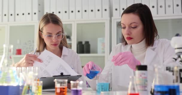 Vrouw Chemie Laboratorium Assistent Mengen Gekleurde Vloeistof Laboratoriumglas Werkplaats Voor — Stockvideo