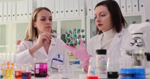 Ученые Изучают Молекулярную Структуру Лаборатории Концепция Научного Образования Химических Исследований — стоковое видео