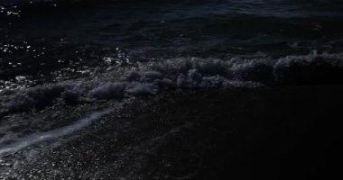 Gece denizde dalgalanan dalgalar. Sahilde dalgalı gece manzarası