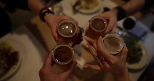 Grupo Amigos Bebiendo Brindando Cerveza Restaurante Cervecería Concepto Amistad Jóvenes — Vídeos de Stock