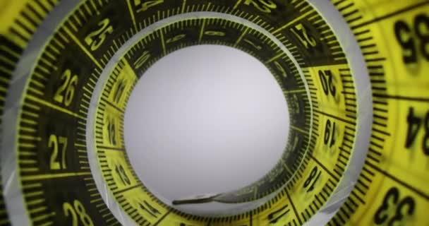 超宏拍的一卷黄色的测量带 测量尺寸的设计带测量 — 图库视频影像