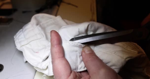 手用小剪刀从白色牛仔裤缝里取出线 撕破接缝的规则 — 图库视频影像