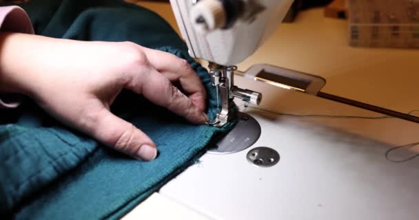 Proceso Acortar Pantalones Usando Máquina Coser Clases Costura Máquina Coser — Vídeo de stock