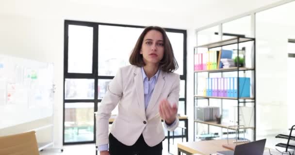 Mulher Negócios Irritada Grita Despede Empregado Emoções Negativas Gritando Local — Vídeo de Stock