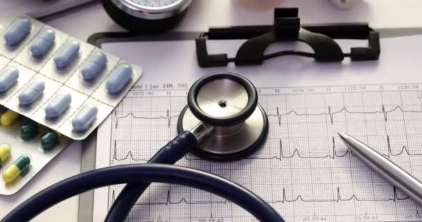 Consultorio Cardiólogos Con Estetoscopio Cardiograma Cardíaco Muchas Ampollas Diferentes Con — Vídeos de Stock
