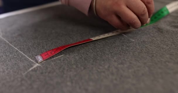 Schneiderin Arbeitet Atelier Mit Textilien Methoden Zum Markieren Von Stoffen — Stockvideo
