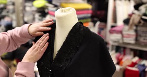 Modeschöpfer Arbeitet Atelier Neuen Kleidern Kragen Mit Pailletten Auf Schwarzem — Stockvideo