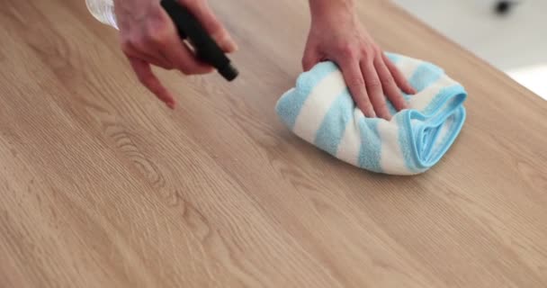 Hausfrau Versprüht Büro Waschmittel Und Wischt Schmutzigen Tisch Mit Lappen — Stockvideo
