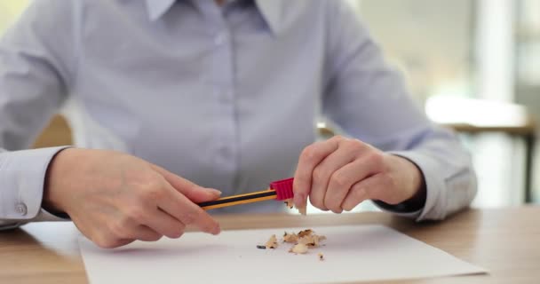 办公室里的女职员用磨刀机在纸上削铅笔 员工使用用品处理桌子慢动作的书写工具 — 图库视频影像