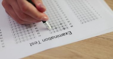 Öğrenci sınıftaki sınav formunda yanlış cevabı siliyor. Kadın üniversitede bilgi testine tabi tutuluyor. Eğitim süreci kavramı