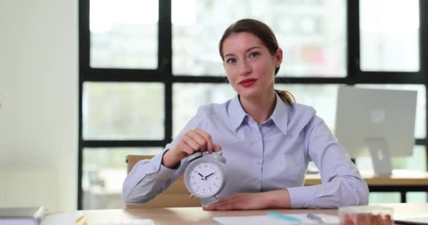 Senyum Manajer Wanita Menunjukkan Jam Alarm Duduk Tempat Kerja Pemimpin — Stok Video