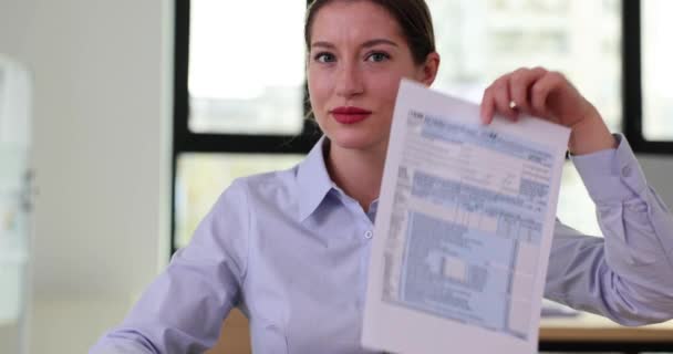 Happy Lady Manažerka Demonstruje Obchodní Papír Dolar Fanoušek Pracovišti Radostná — Stock video