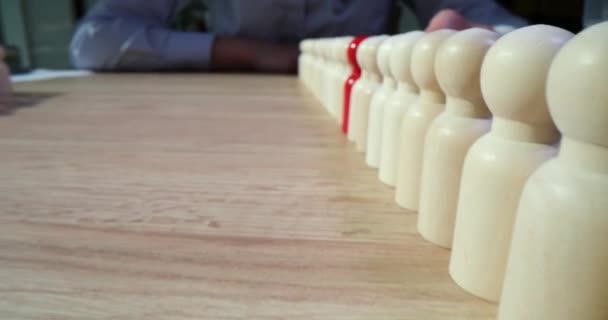女人在木制桌子上把红爪从一条线上移开 商界人士以身居要职的小人物来实现领导理念 独特的个性 — 图库视频影像