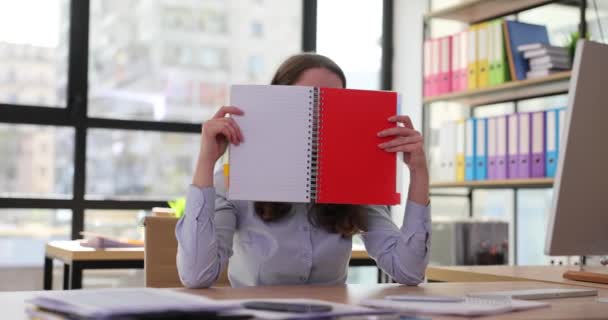 Žena Skrývá Tvář Papírovým Zápisníkem Aby Dohlédla Kolegu Kanceláři Zvědavý — Stock video