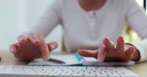 办公室电脑键盘上的女员工类型 妇女在工作场所用个人计算机填写在线表格 Blogger的文章 — 图库视频影像