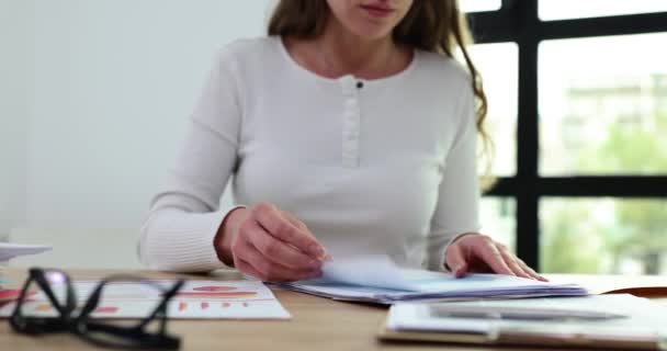 Auditor Perempuan Mengambil Diagram Dan Lembar Dari Folder Meja Businesswoman — Stok Video