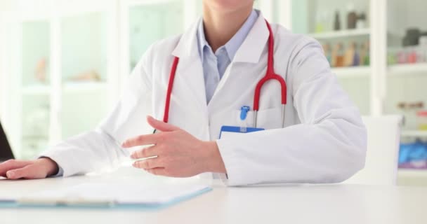 Kvinnlig Läkare Sträcker Handen För Att Hälsa Patienten Sjukhus Kontor — Stockvideo