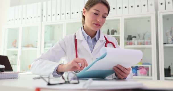 Háziorvos Papírra Veti Papírokat Kórházi Irodában Női Orvosi Szakorvosi Vizsgálat — Stock videók