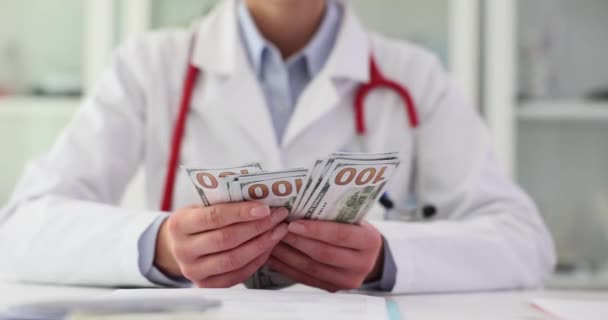 Γιατρός Μετράει Χρήματα Που Κάθονται Στο Γραφείο Στην Κλινική Ιατρικός — Αρχείο Βίντεο