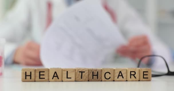 Palavra Saúde Contra Médico Virando Páginas Registros Médicos Escritório Hospital — Vídeo de Stock