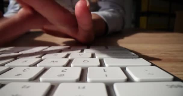 妇女在现代电脑键盘上打字速度快 在家工作 员工在工作场所按下文字输入面板上的键 电脑使用者闲暇时间 — 图库视频影像