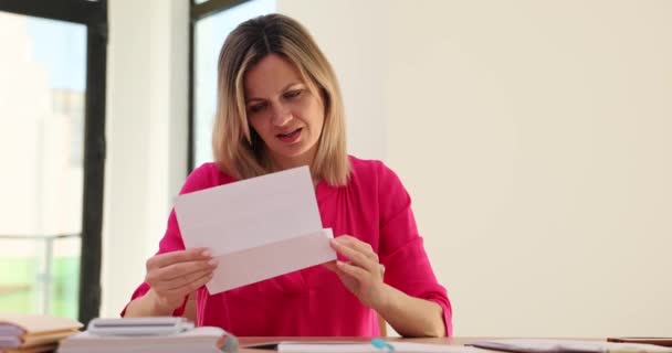 女人在办公室慢动作的信件中看到了令人震惊的好消息 兴奋的女士在工作场所的办公桌前欢声笑语 — 图库视频影像