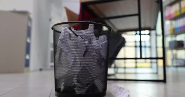 常に集中している人はスペルミスをし 粉砕された論文を捨てます オフィスのゴミ箱に不必要なゴミを捨てる — ストック動画