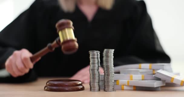 Mulher Juiz Bate Pequeno Martelo Até Centavos Prata Empilhados Torres — Vídeo de Stock
