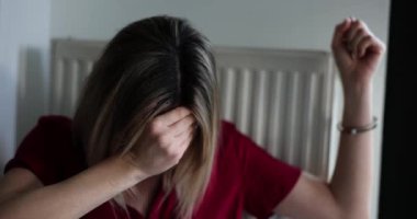 Kalorifere kelepçelenmiş, ağlayan sıkıntılı bir kadın. Korkak sarışın kadın işyerinden haydutlar tarafından kaçırıldı ve fidye için ofiste tutuldu.