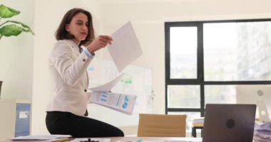 Kovulduktan sonra çalışan bir bayan patronu kızdırmak için masa başında evrakları dağıtıyor. Yaramaz esmer işçi temizlikçiyle kavga ettikten sonra yaramazlık yapar.