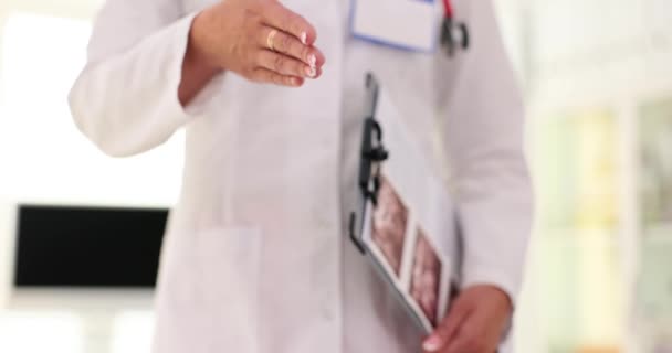 Ärztin Streckt Hand Aus Und Bittet Patientin Zum Ultraschalltest Hausarzt — Stockvideo