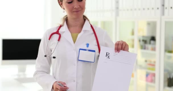 Kvindelig Hospitalsarbejder Hænder Klientformular Med Behandlingsplan Sted Underskrive Den Sygeplejerske – Stock-video