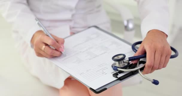 Médico Recém Contratado Verifica Urina Sangue Testes Fezes Registrando Bom — Vídeo de Stock
