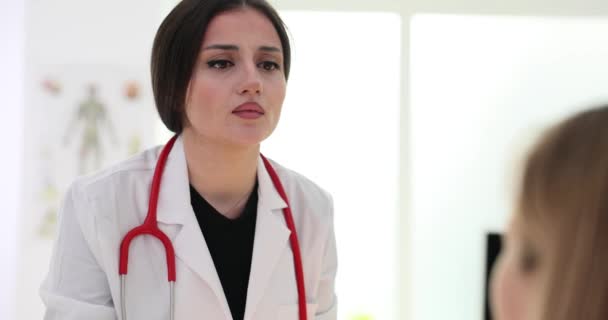 Lady Ophthalmologist Zkoumá Žáky Pacienta Pomocí Baterky Ukazuje Pracovní Proces — Stock video