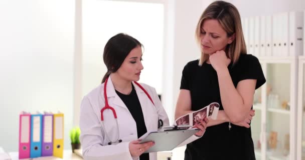 专业医生分析妇女的健康历史 女医生复查超声图像以评估女性慢动作的生殖健康 — 图库视频影像