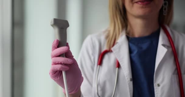 Kvalificerad Läkare Håller Ultraljudsmaskin Givare Med Tillförsikt Läkaren Förbereder Ultraljud — Stockvideo