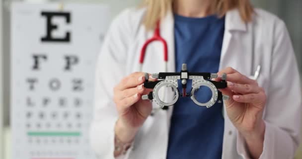 Kvalifikovaný Oftalmolog Drží Brýle Pro Vyšetření Očí Profesionální Blonďatý Lékař — Stock video