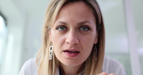 Ärztin Überprüft Größe Und Reaktion Der Pupillen Der Patientin Blonde — Stockvideo