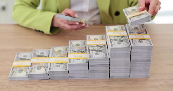 Жінка Влаштовує Доларові Купюри Акуратних Стосах Столі Жінки Розміщують Гроші — стокове відео