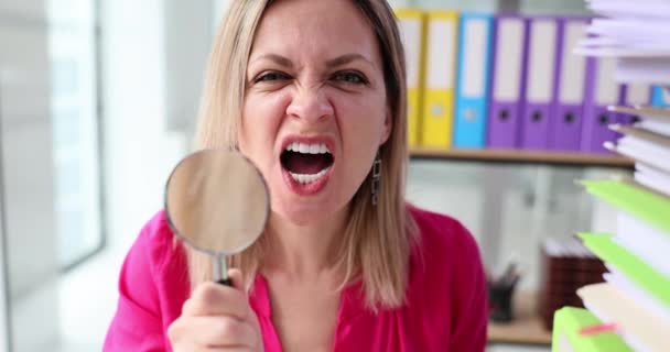 Pracownica Biurowa Krzyczy Trzymając Szkło Powiększające Ustach Pracownik Podnosi Głos — Wideo stockowe