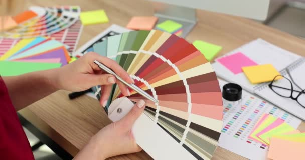 Designer Feminino Aponta Cor Com Caneta Layout Paleta Colorida Mesa — Vídeo de Stock