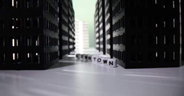 Word Downtown Von Ziegeln Zwischen Spielzeugbauten Auf Dem Podium Mehrgeschossige — Stockvideo