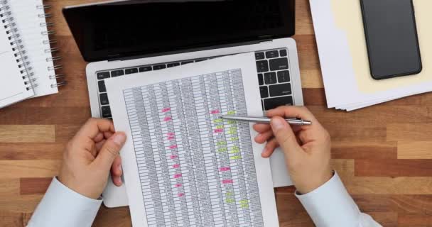 Mužský Zaměstnanec Porovnává Data Papíře Notebooku Stolem Muž Účetní Kontroluje — Stock video