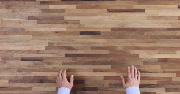 Pracownik Udany Firma Położyłem Ręka Drewniany Mozaikowy Stół Kłócąc Się — Wideo stockowe